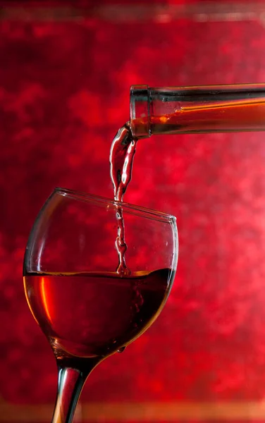 Bardağa Kırmızı Şarap Dök — Stok fotoğraf