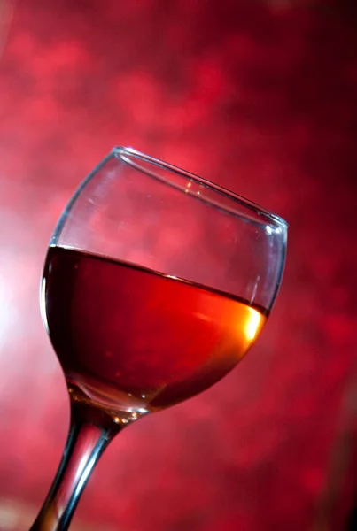 Bicchiere Vino Sullo Sfondo Rosso — Foto Stock