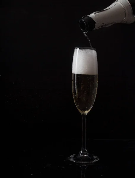 Gieten Champagne Glazen Tegen Zwarte Achtergrond — Stockfoto
