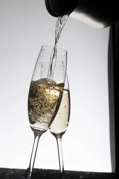 Champagner Vor Hellem Hintergrund Gläser Gießen — Stockfoto