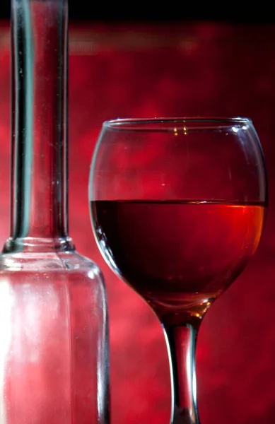 Bicchiere Vino Sullo Sfondo Rosso — Foto Stock