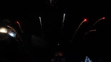 Gece gökyüzünde havai fişekler