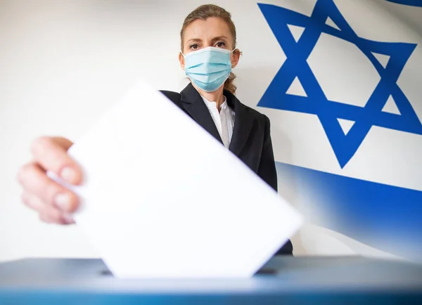 イスラエルでの選挙 マスクをした女性が投票箱に投票し — ストック写真