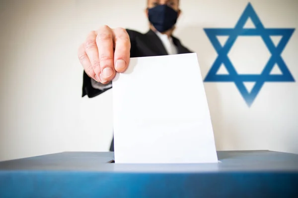 イスラエルでの選挙 マスクをした女性が投票箱に投票し — ストック写真