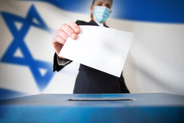 Eleições Israel Mulher Com Máscara Colocando Seu Voto Urna — Fotografia de Stock