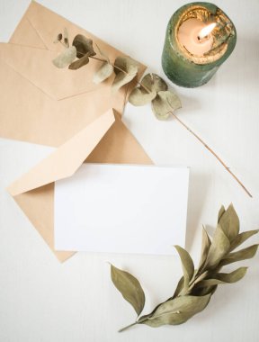 boş tebrik kartı davetiyesi maketi kağıt zarflı kadınsı natürmort yaşam kompozisyonu