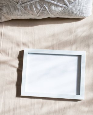 beyaz portre çerçeve modelleri, İskandinav iç tarafsız renk paleti.