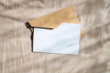 boş tebrik kartı davetiyesi maketi kağıt zarflı kadınsı natürmort yaşam kompozisyonu