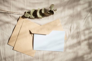 boş tebrik kartı davetiyesi maketi kağıt zarflı kadınsı natürmort yaşam kompozisyonu