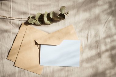 boş tebrik kartı davetiyesi maketi kağıt zarflı kadınsı natürmort yaşam kompozisyonu