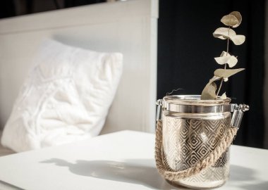 İskandinav iç yatak odasında kurumuş çiçekler.