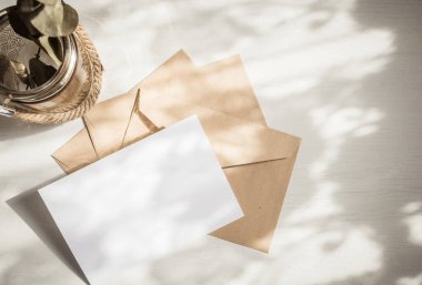 boş tebrik kartı davetiyesi maketi kağıt zarflı kadınsı natürmort yaşam kompozisyonu