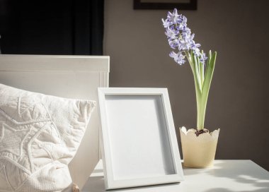 Paskalya baharı hala hayat. Kart maketi, saksıda sümbül, İskandinav iç mimarisi.