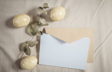 Paskalya baharı. Yumurtaların doğal renkleriyle hayat.