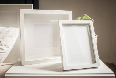 beyaz portre çerçeve modelleri, İskandinav iç tarafsız renk paleti.