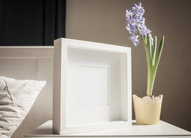 Paskalya baharı hala hayat. Kart maketi, saksıda sümbül, İskandinav iç mimarisi.