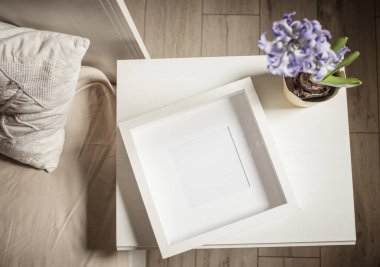 Paskalya baharı hala hayat. Kart maketi, saksıda sümbül, İskandinav iç mimarisi.