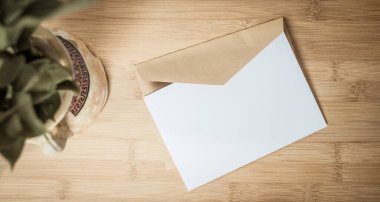 boş tebrik kartı davetiyesi maketi kağıt zarflı kadınsı natürmort yaşam kompozisyonu