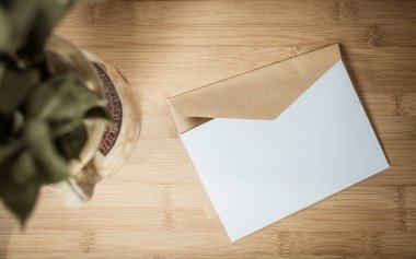 boş tebrik kartı davetiyesi maketi kağıt zarflı kadınsı natürmort yaşam kompozisyonu