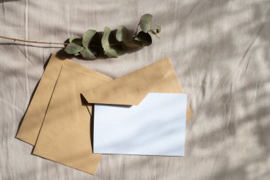 boş tebrik kartı davetiyesi maketi kağıt zarflı kadınsı natürmort yaşam kompozisyonu