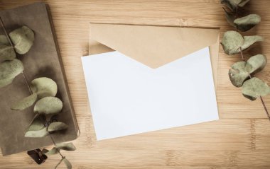 boş tebrik kartı davetiyesi maketi kağıt zarflı kadınsı natürmort yaşam kompozisyonu