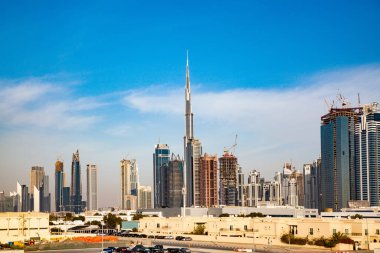 DUBAI, BİRLİK ARAB EMIRATES-FEBRUARY, 2018: Dubai 'deki modern gökdelenler, dünyanın en hızlı büyüyen şehri.
