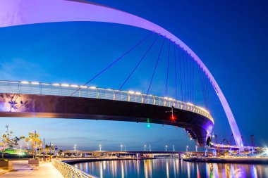 DUBAI, BAE - Şubat 2018 Dubai Şehir Merkezi gökdelenleri ve Dubai Su Kanalı 'ndan yeni inşa edilen Hoşgörü Köprüsü.