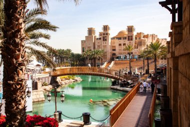 DUBAI, BAE - Madinat Jumeirah, 40 hektardan fazla alana yayılan oteller ve çarşılar içeren lüks bir tatil yeri.