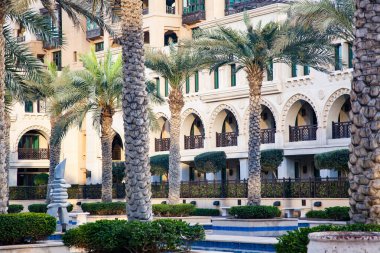 DUBAI, BAE - Şubat 2018 Dubai, BAE 'deki Dubai Marina' da gündoğumunda parlayan modern gökdelenlerin görüntüsü.