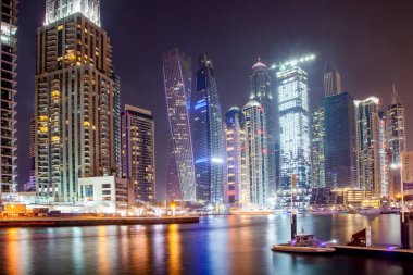 DUBAI, BAE - Şubat 2018 Dubai, BAE 'deki Dubai Marina' da gündoğumunda parlayan modern gökdelenlerin görüntüsü.