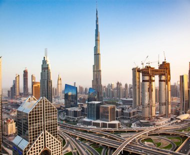 DUBAI, BAE - Şubat 2018: Burj Halife ile Dubai silueti