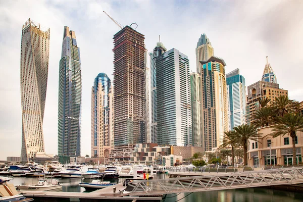 DUBAI, BAE - Şubat 2018 Dubai, BAE 'deki Dubai Marina' da gündoğumunda parlayan modern gökdelenlerin görüntüsü.