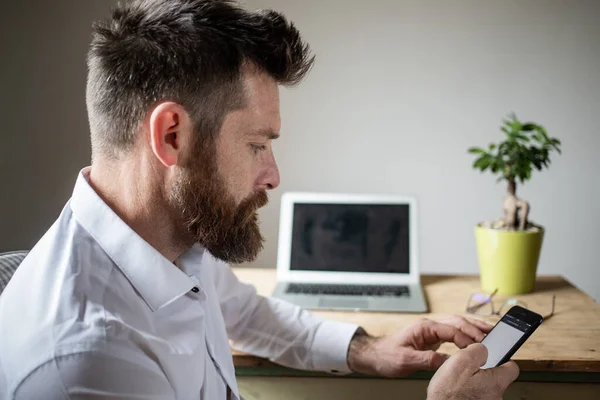 Biznesmen Pracujący Laptopie — Zdjęcie stockowe