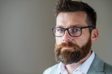 Görevdeki başarılı iş adamının portresi