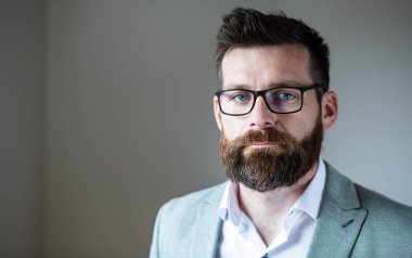 Görevdeki başarılı iş adamının portresi