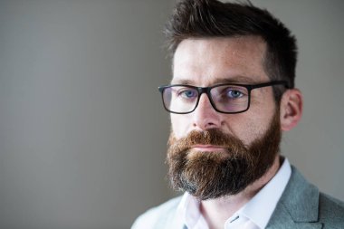 Görevdeki başarılı iş adamının portresi