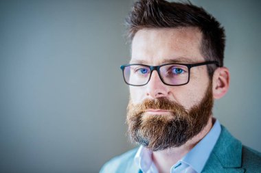 Görevdeki başarılı iş adamının portresi