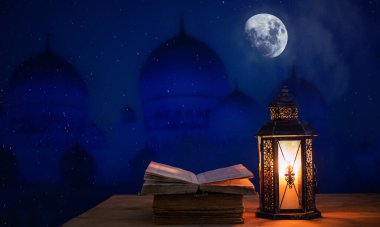 Ramazan Kareem, sakin cami arkaplanı ve parlayan güzel Arap feneriyle fotoğrafı selamlıyor.