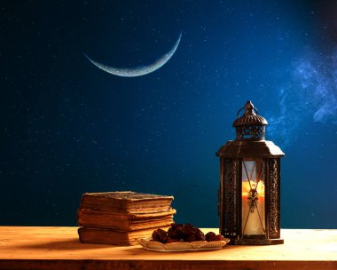 Süslü, Arapça bir fener. Geceleyin parlayan bir kandil, hurmalar ve Quaran. Kutlama kartı, Müslüman kutsal ayı için davetiye Ramazan Kareem.