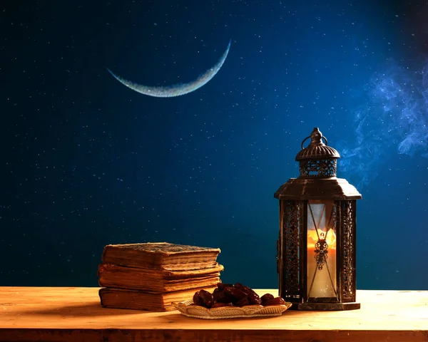 Орнаментальний Арабський Ліхтар Свічкою Світиться Вночі Датами Караном Святкова Листівка — стокове фото