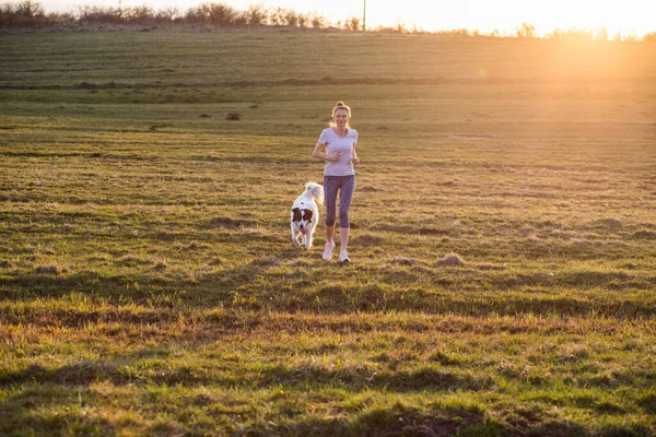 Vrouw Met Witte Hond Genieten Van Zonsondergang Tijd — Stockfoto