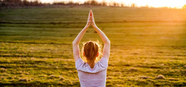 Femme Dans Une Pose Équilibre Coucher Soleil Yoga Plein Air — Photo