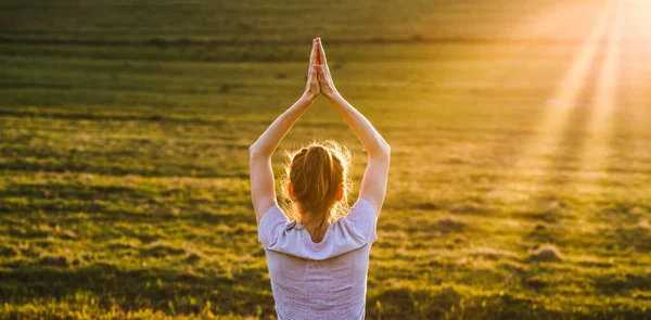 Femme Dans Une Pose Équilibre Coucher Soleil Yoga Plein Air — Photo