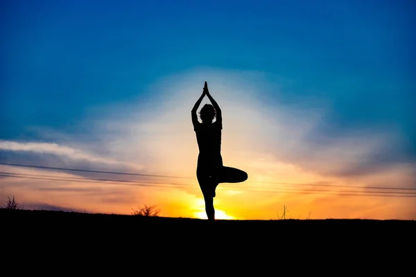 Mujer Una Pose Equilibrio Atardecer Yoga Aire Libre —  Fotos de Stock