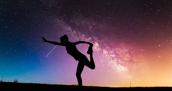 Donna Che Yoga Sotto Cielo Notturno Con Stelle Spiritualità — Foto Stock