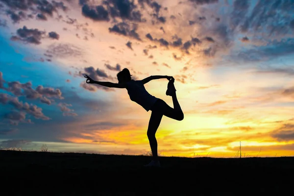 Femme Dans Une Pose Équilibre Coucher Soleil Yoga Plein Air — Photo