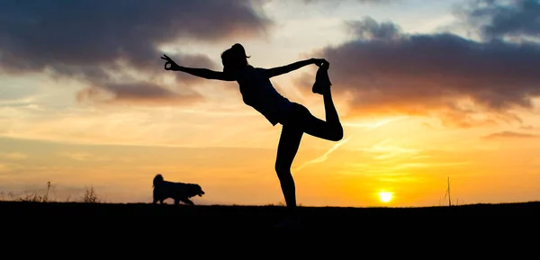 Donna Una Posa Bilanciamento Tramonto Yoga All Aperto — Foto Stock