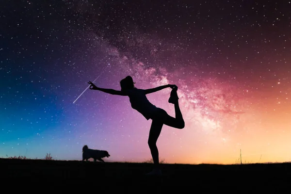 Yıldızların Maneviyatı Ile Gece Gökyüzünün Altında Yoga Yapan Kadın — Stok fotoğraf