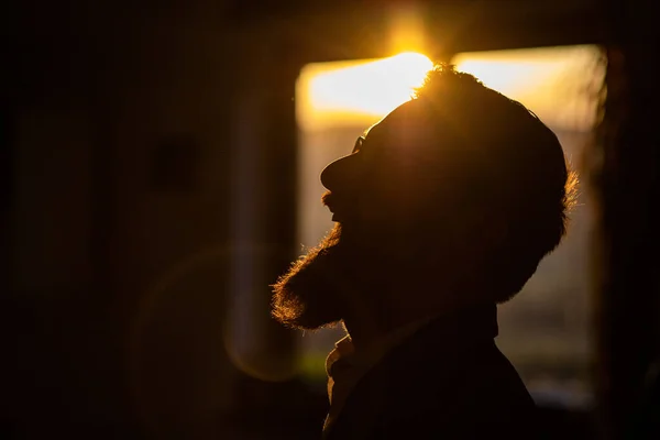 Bebaarde Man Lacht Tegen Zonsondergang Bij Het Raam — Stockfoto