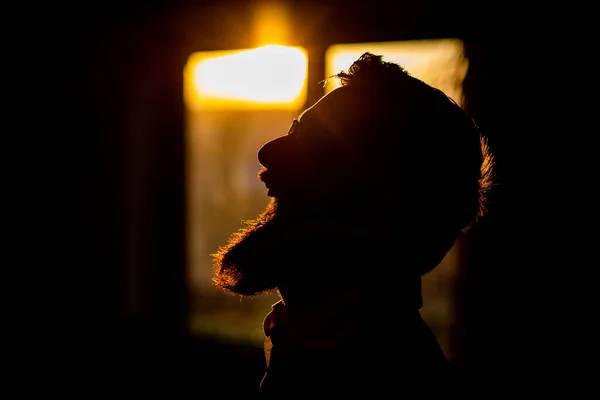 Homem Barbudo Rindo Contra Pôr Sol Janela — Fotografia de Stock